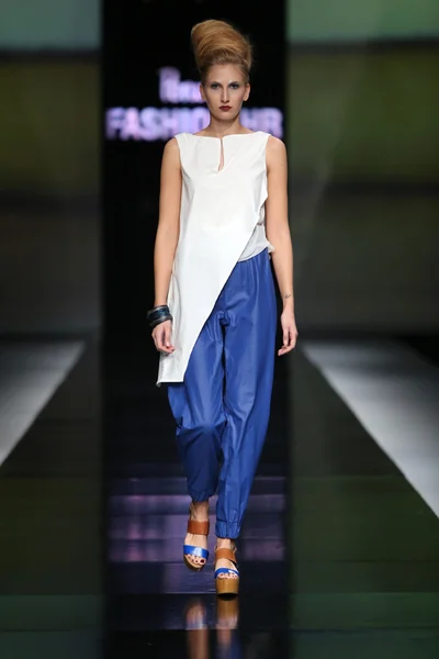Fashion model wearing clothes designed by Morana Krklec on the 'Fashion.hr' show — Stock Photo, Image