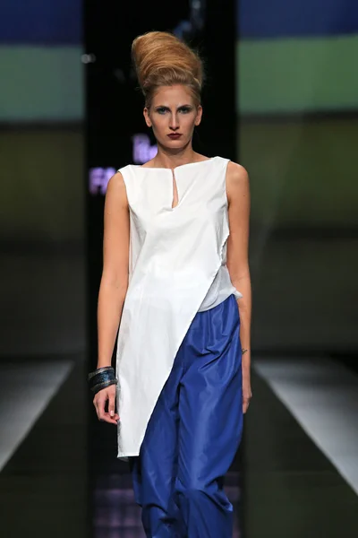Morana krklec 'fashion.hr' show tarafından tasarlanan kıyafetleri moda model — Stok fotoğraf