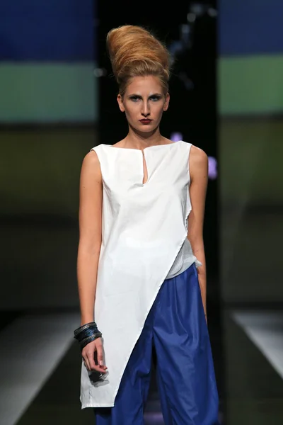 Fashion model wearing clothes designed by Morana Krklec on the 'Fashion.hr' show — Stock Photo, Image