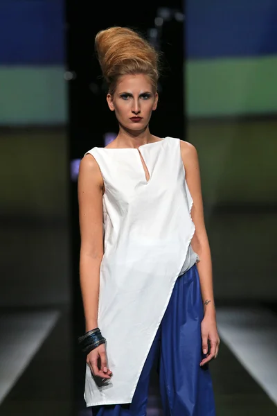 Modelo de moda vestindo roupas projetadas por Morana Krklec no show 'Fashion.hr' — Fotografia de Stock