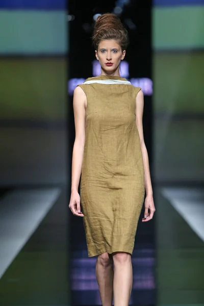Modell bär kläder designade av Moraña krklec på 'fashion.hr' Visa — Stockfoto