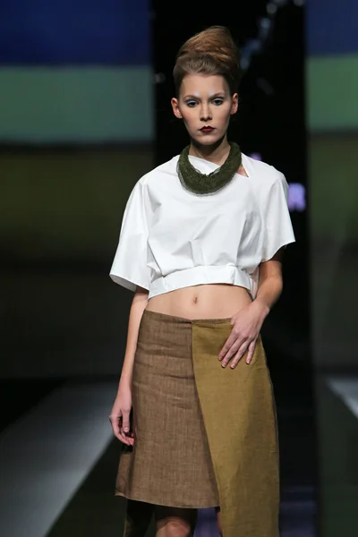 'fashion.hr' ショーの morana クルクレックによって設計された服を着てファッション モデル — ストック写真
