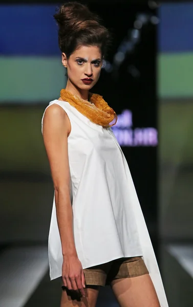 Модная модель в одежде, разработанной Мораной Крклец на выставке "Fashion.hr" — стоковое фото