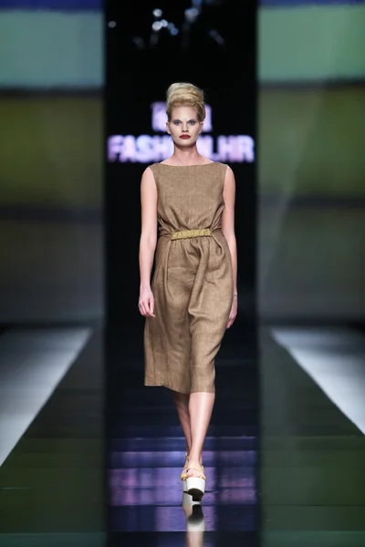 Modell bär kläder designade av Moraña krklec på 'fashion.hr' Visa — Stockfoto