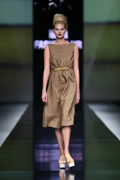Modelo de moda vestindo roupas projetadas por Morana Krklec no show 'Fashion.hr' — Fotografia de Stock