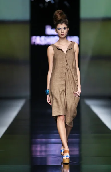Fashion model dragen van kleding ontworpen door morana krklec op de 'fashion.hr' show — Stockfoto