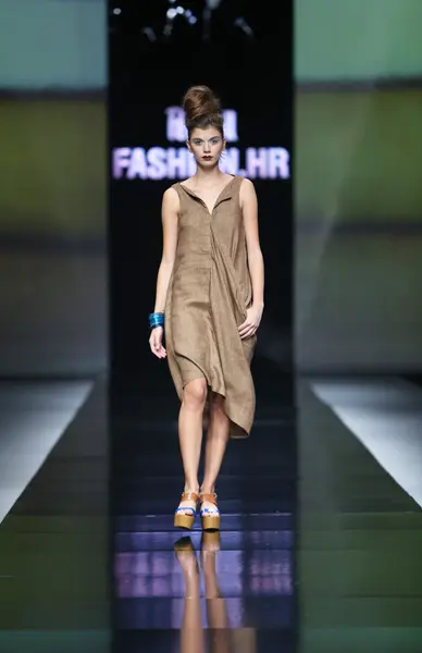 Modelka noszenie ubrania zaprojektowane przez morana krklec w serialu "fashion.hr" — Zdjęcie stockowe