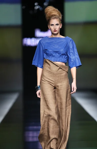 Fashion model wearing clothes designed by Morana Krklec on the 'Fashion.hr' show — Stock Photo, Image