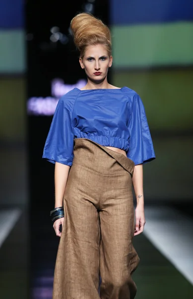 Modelo de moda vestindo roupas projetadas por Morana Krklec no show 'Fashion.hr' — Fotografia de Stock