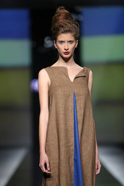 Modelo de moda con ropa diseñada por Morana Krklec en el espectáculo 'Fashion.hr' —  Fotos de Stock