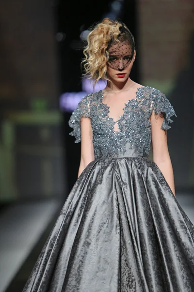 Modelo de moda vestindo roupas projetadas por Ivica Skoko no show 'Fashion.hr' — Fotografia de Stock