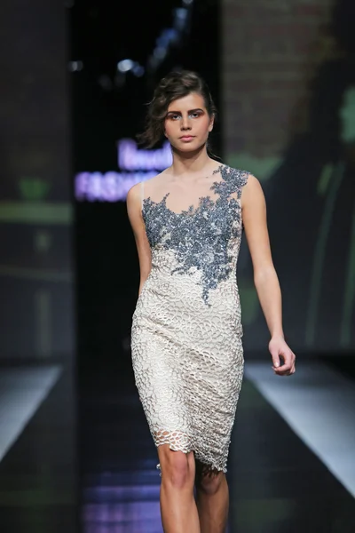 Modelka nosit oblečení, které navrhl ivica skoko v pořadu "fashion.hr" — Stock fotografie