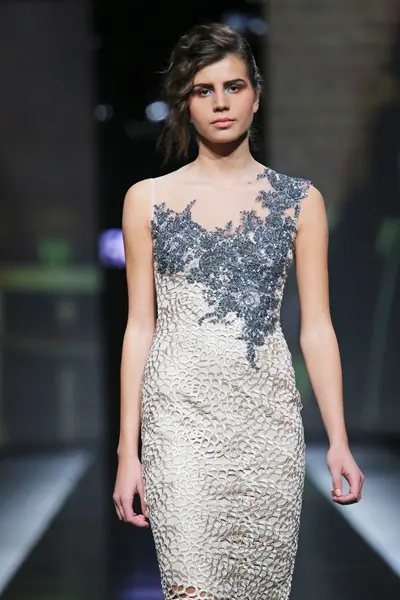 Modelka noszenie ubrania zaprojektowane przez ivica skoko w serialu "fashion.hr" — Zdjęcie stockowe
