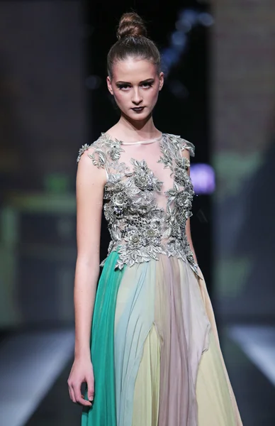 Fashion model dragen van kleding ontworpen door ivica skoko op de 'fashion.hr' show — Stockfoto