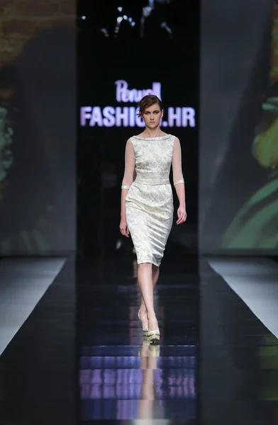 时装模特穿着由萨格勒布工作证 'fashion.hr' 展出设计的衣服 — 图库照片