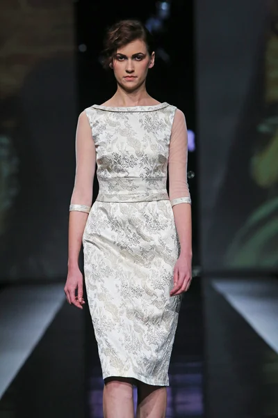 Modelka nosit oblečení, které navrhl ivica skoko v pořadu "fashion.hr" — Stock fotografie