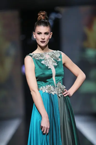 Modell bär kläder designade av ivica skoko på showen "fashion.hr" — Stockfoto