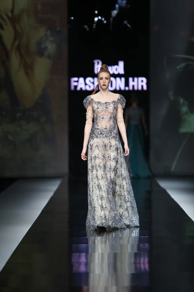 Moda indossando abiti disegnati da Ivica Skoko nello show 'Fashion.hr' — Foto Stock