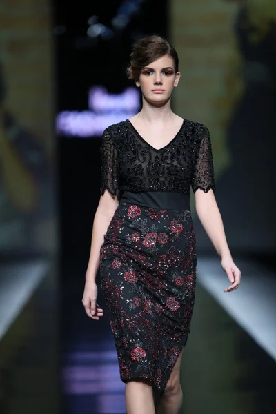 Modelo de moda con ropa diseñada por Ivica Skoko en el espectáculo 'Fashion.hr' — Foto de Stock