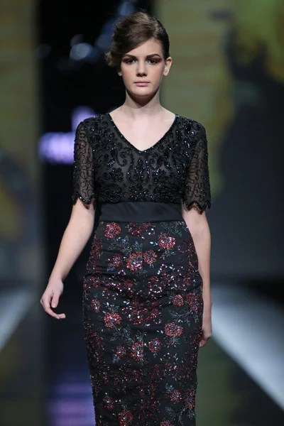 Modelka noszenie ubrania zaprojektowane przez ivica skoko w serialu "fashion.hr" — Zdjęcie stockowe