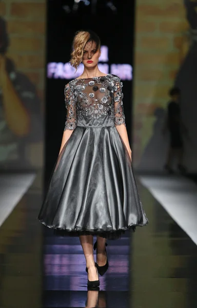 Modell bär kläder designade av ivica skoko på showen "fashion.hr" — Stockfoto