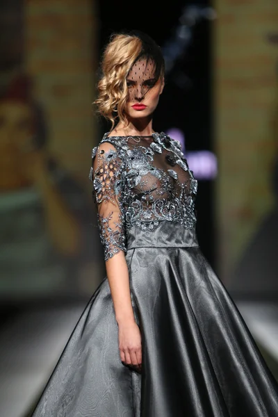 Модная модель в одежде, разработанной Ивицей Скоко на выставке "Fashion.hr" — стоковое фото