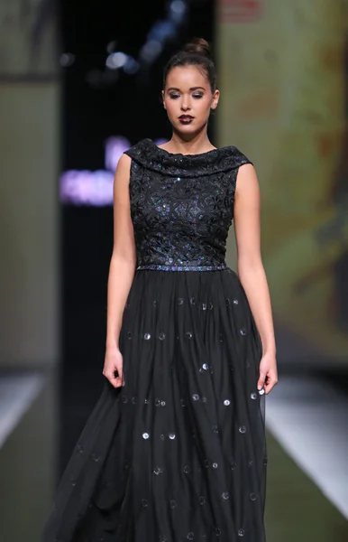 Fashion model dragen van kleding ontworpen door ivica skoko op de 'fashion.hr' show — Stockfoto