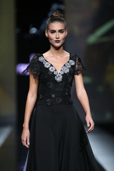 Model in der von ivica skoko entworfenen Kleidung auf der 'fashion.hr' -Show — Stockfoto