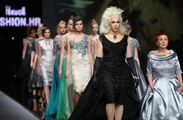 Mode mannequin vêtue de vêtements conçus par Ivica Skoko sur le défilé 'Fashion.hr' — Photo