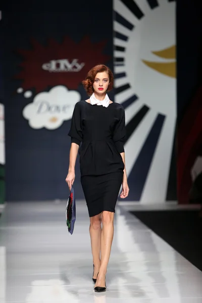 Fashion model wearing clothes designed by Envy Room on the 'Fashion.hr' show — Stock Photo, Image