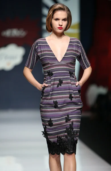Mode modèle portant des vêtements conçus par Envy Room sur le spectacle 'Fashion.hr' — Photo