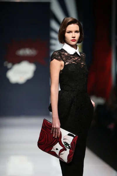Modell bär kläder designade av avund rum på showen "fashion.hr" — Stockfoto