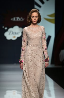 kıskançlık Odası 'fashion.hr' show tarafından tasarlanan kıyafetleri moda model