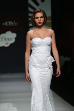 kıskançlık Odası 'fashion.hr' show tarafından tasarlanan kıyafetleri moda model