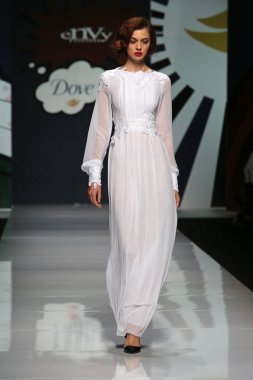 kıskançlık Odası 'fashion.hr' show tarafından tasarlanan kıyafetleri moda model