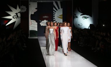 kıskançlık Odası 'fashion.hr' show tarafından tasarlanan kıyafetleri moda model