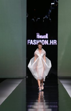 branka donassy 'fashion.hr' show tarafından tasarlanan kıyafetleri moda model