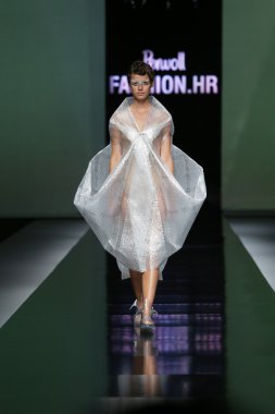 branka donassy 'fashion.hr' show tarafından tasarlanan kıyafetleri moda model