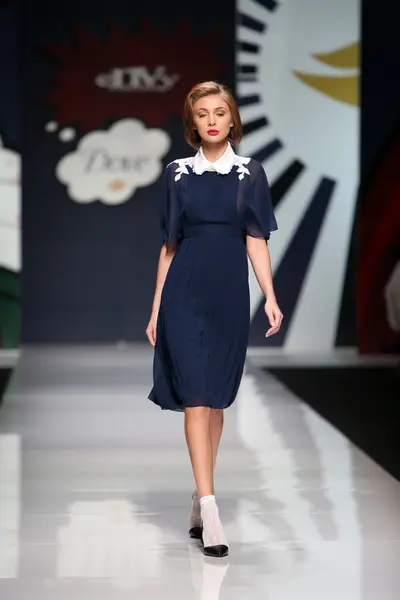 Modell bär kläder designade av avund rum på showen "fashion.hr" — Stockfoto