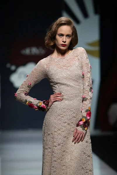 Modelka nosit oblečení, které navrhl závist prostor v pořadu "fashion.hr" — Stock fotografie