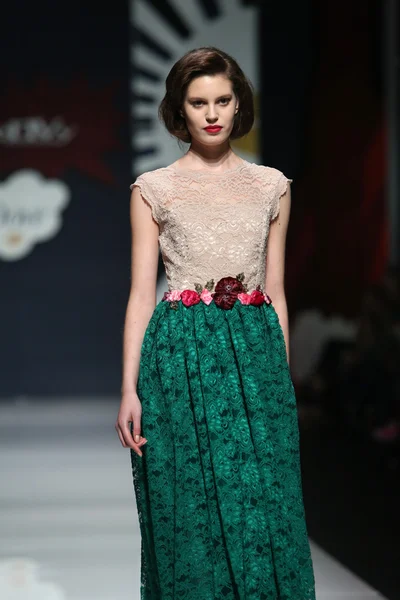 Moda indossando abiti disegnati da Envy Room nello show 'Fashion.hr' — Foto Stock