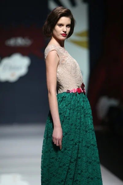 Modelo de moda con ropa diseñada por Envy Room en el espectáculo 'Fashion.hr' — Foto de Stock