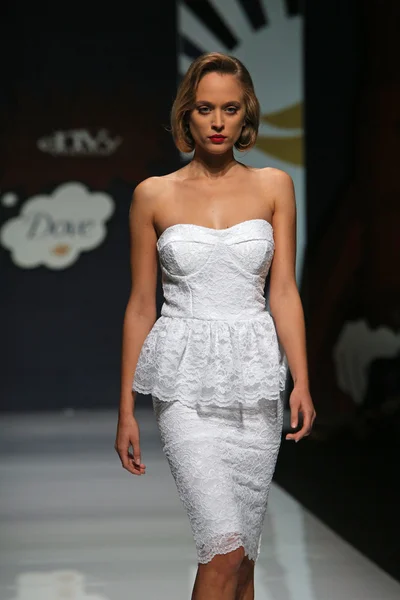 Modelo de moda con ropa diseñada por Envy Room en el espectáculo 'Fashion.hr' —  Fotos de Stock