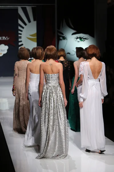 Divat-model irigység szoba a "fashion.hr" show által tervezett ruhában — Stock Fotó
