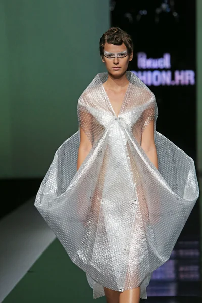 Branka donassy 'fashion.hr' show tarafından tasarlanan kıyafetleri moda model — Stok fotoğraf