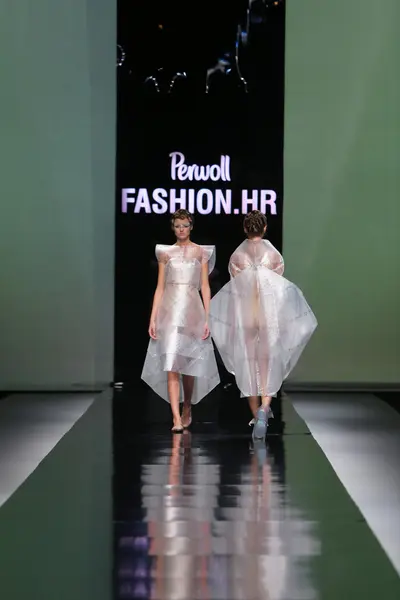 Moda indossando abiti disegnati da Branka Donassy in mostra 'Fashion.hr' — Foto Stock