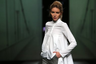 pavla Aleksiç 'fashion.hr' show tarafından tasarlanan kıyafetleri moda model