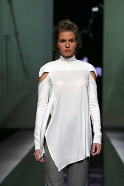 pavla Aleksiç 'fashion.hr' show tarafından tasarlanan kıyafetleri moda model