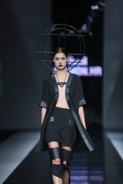 silvio ivkic 'fashion.hr' show tarafından tasarlanan kıyafetleri moda model