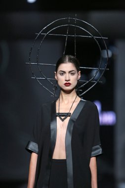 silvio ivkic 'fashion.hr' show tarafından tasarlanan kıyafetleri moda model